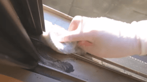窓のサッシをキレイに磨く仕上げ