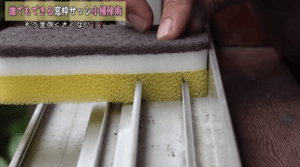 窓サッシの掃除でピッタリスポンジを活用